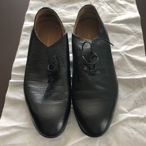 Black dress shoes.
